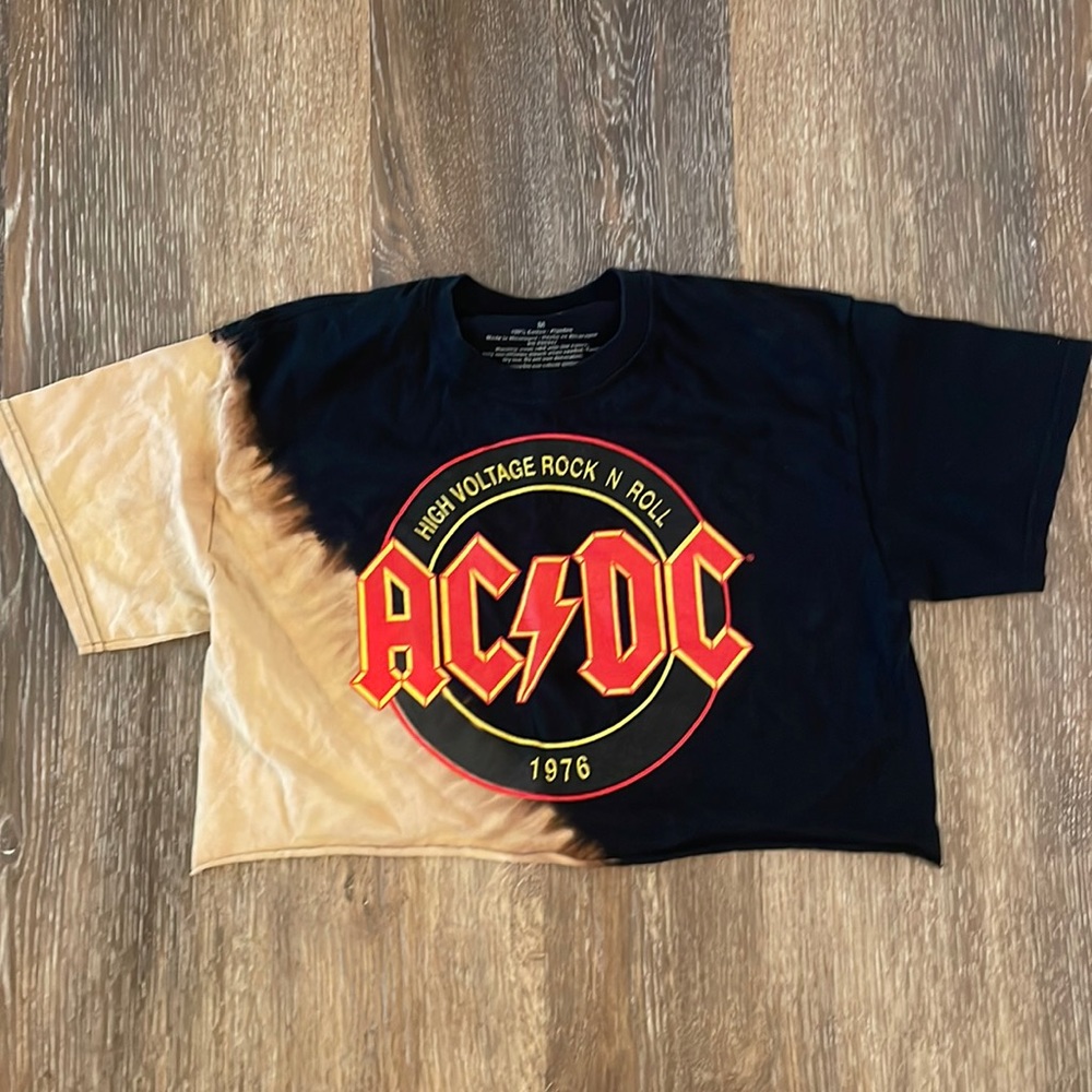 Cropped t-shirt.